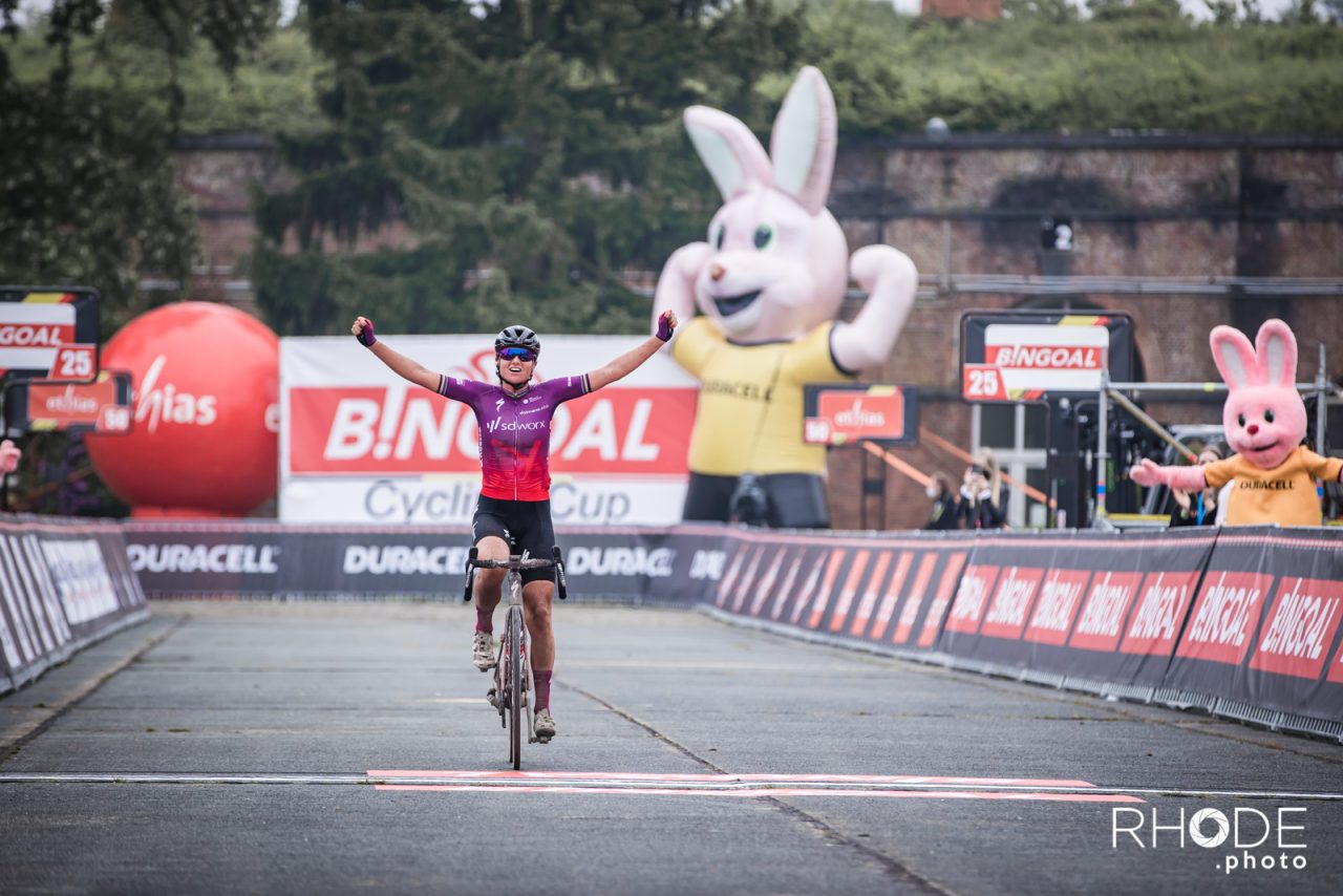 CHANTAL VAN DEN BROEK-BLAAK WINT EERSTE ELMOS LADIES DWARS DOOR HET HAGELAND