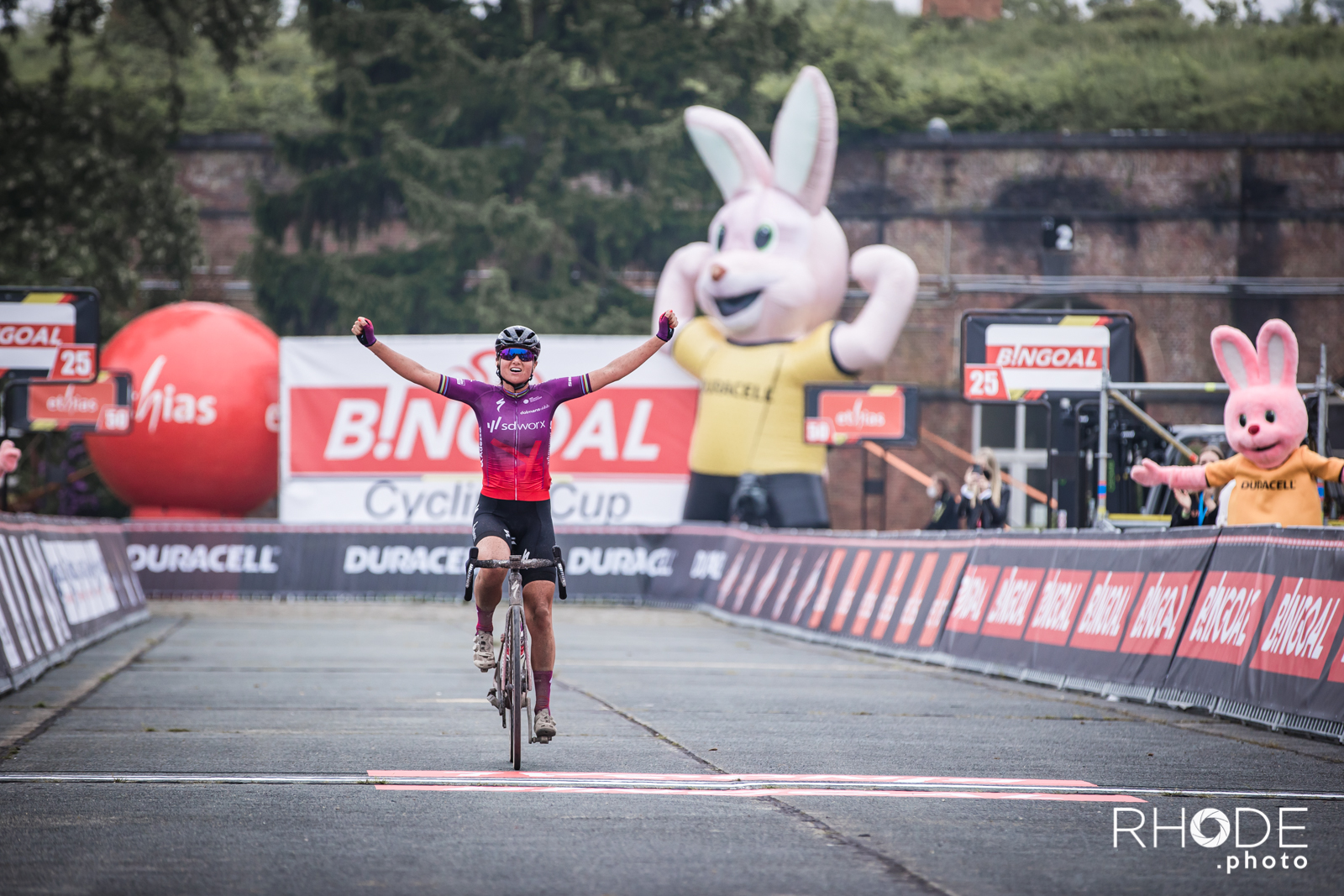 CHANTAL VAN DEN BROEK-BLAAK WINT EERSTE ELMOS LADIES DWARS DOOR HET HAGELAND
