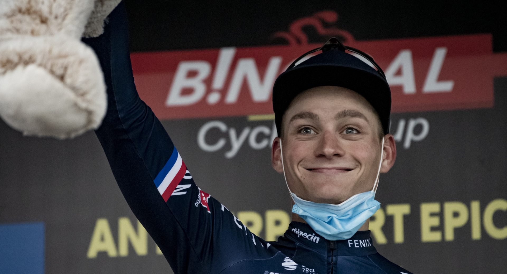 MATHIEU VAN DER POEL WINT BIJ RENTREE METEEN DE ANTWERP PORT EPIC